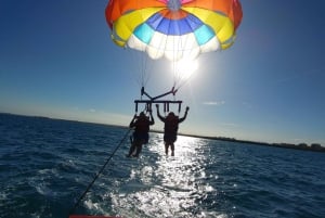 Alicante: tour in barca ed esperienza di parasailing con drink