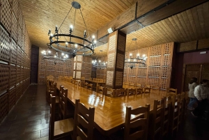 地元のワイナリー訪問：アリカンテ発、フォンディリョン博物館とアルマザラへのバンでの移動