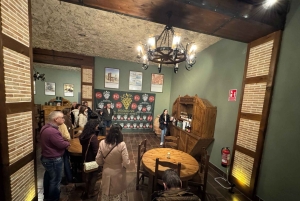 地元のワイナリー訪問：アリカンテ発、フォンディリョン博物館とアルマザラへのバンでの移動