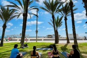 Yoga sulla spiaggia San Juan, Alicante