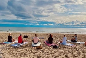 Yoga sulla spiaggia San Juan, Alicante