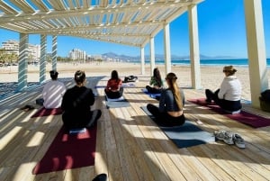 Yoga sulla spiaggia San Juan, Alicante