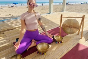 Yoga sulla spiaggia San Juan, Alicante