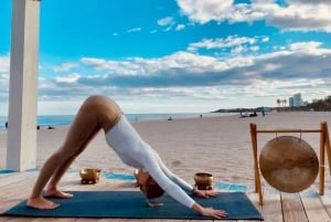 Yoga sulla spiaggia San Juan, Alicante