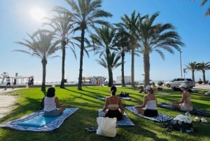 Yoga sulla spiaggia San Juan, Alicante