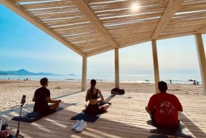 Yoga sulla spiaggia San Juan, Alicante