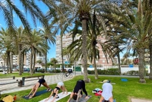 Yoga sulla spiaggia San Juan, Alicante