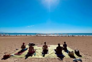 Yoga sulla spiaggia San Juan, Alicante