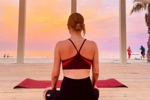 Yoga sulla spiaggia San Juan, Alicante
