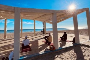 Yoga sulla spiaggia San Juan, Alicante