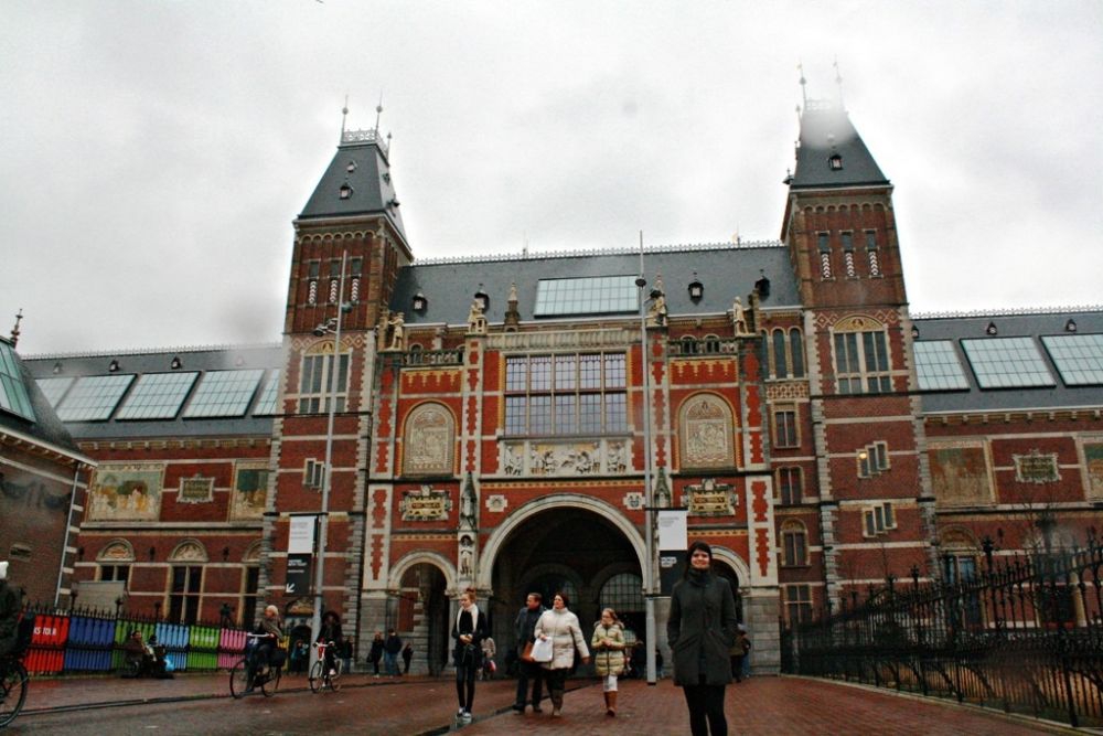 Ashley in front of the Rijksmuseum