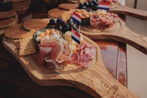 Amsterdam: luxe grachtenrondvaart van 2 uur met hapjes en drankjes