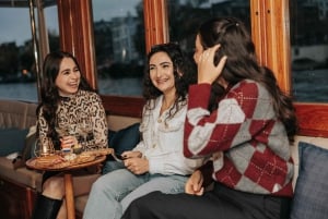 Amsterdam: luxe grachtenrondvaart van 2 uur met hapjes en drankjes