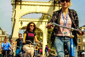 Tour en bicicleta por Ámsterdam en grupo reducido + paseo en barco por los canales opcional