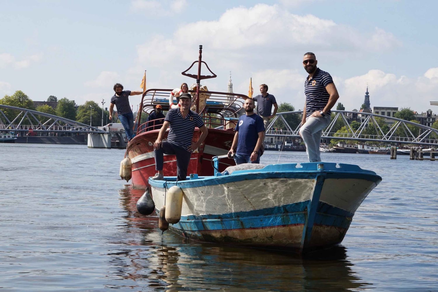 Amsterdam: Paseo en barco por el canal en un barco de madera para refugiados