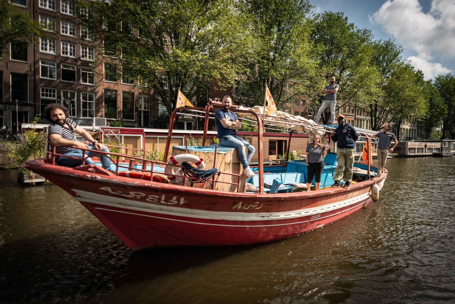 Amsterdam: Paseo en barco por el canal en un barco de madera para refugiados