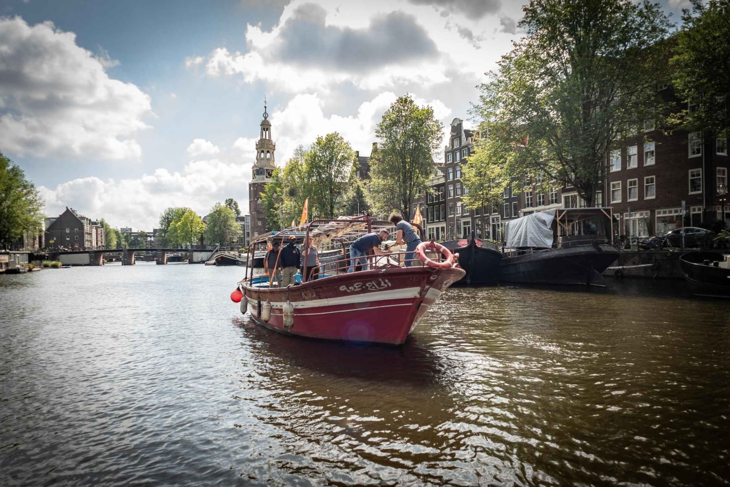 Amsterdam: Paseo en barco por el canal en un barco de madera para refugiados