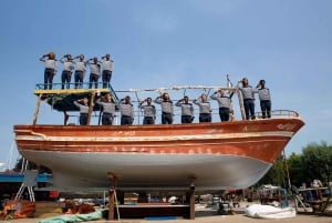 Amsterdam: Paseo en barco por el canal en un barco de madera para refugiados