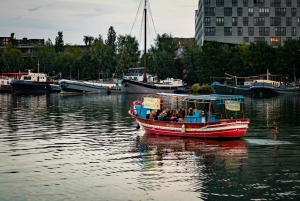 Amsterdam: Paseo en barco por el canal en un barco de madera para refugiados