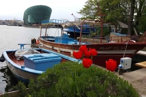 Amsterdam: Paseo en barco por el canal en un barco de madera para refugiados
