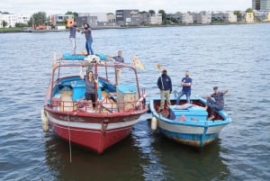 Amsterdam: Paseo en barco por el canal en un barco de madera para refugiados