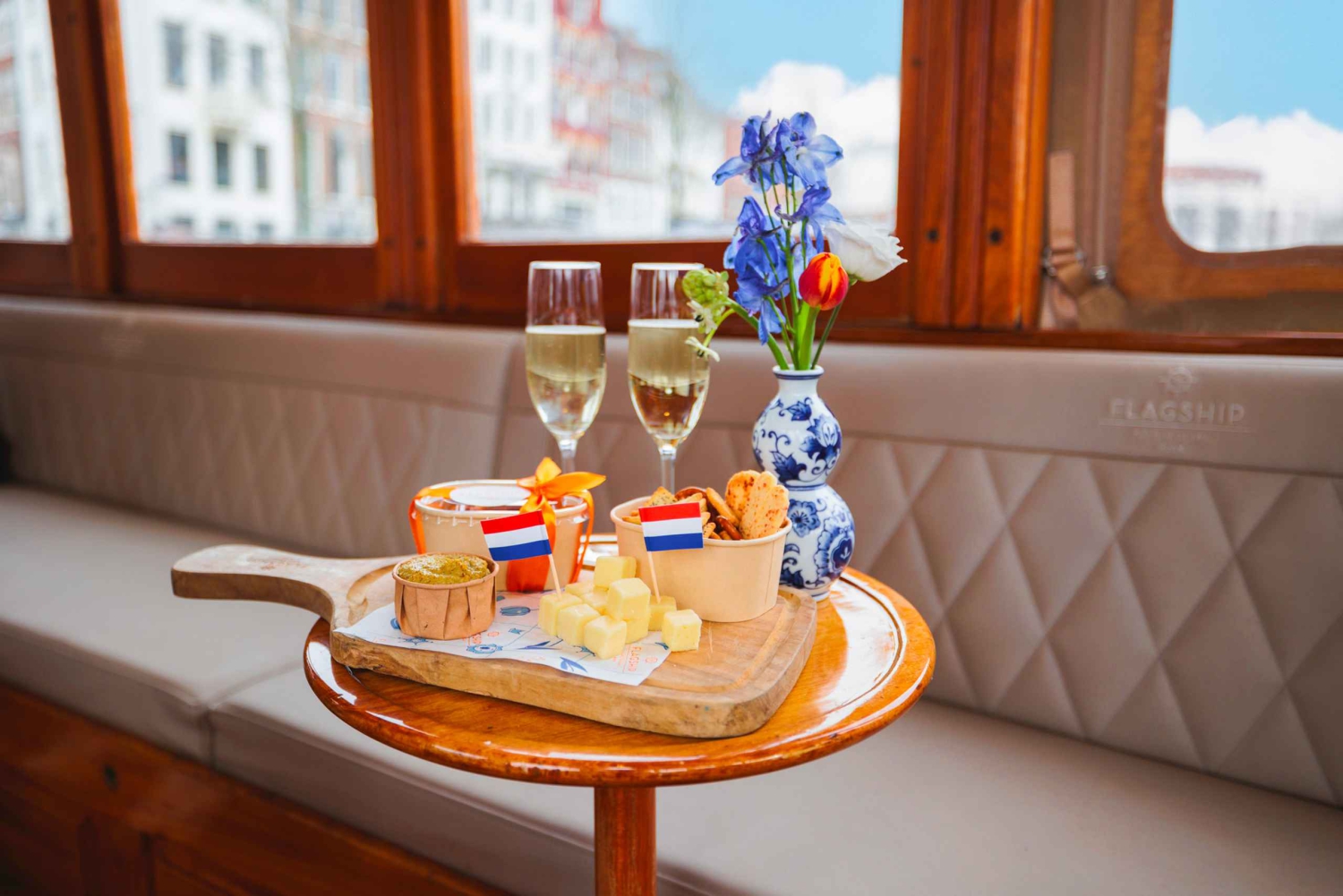 Amsterdam: Kanalcruise med bobler og noe å bite i