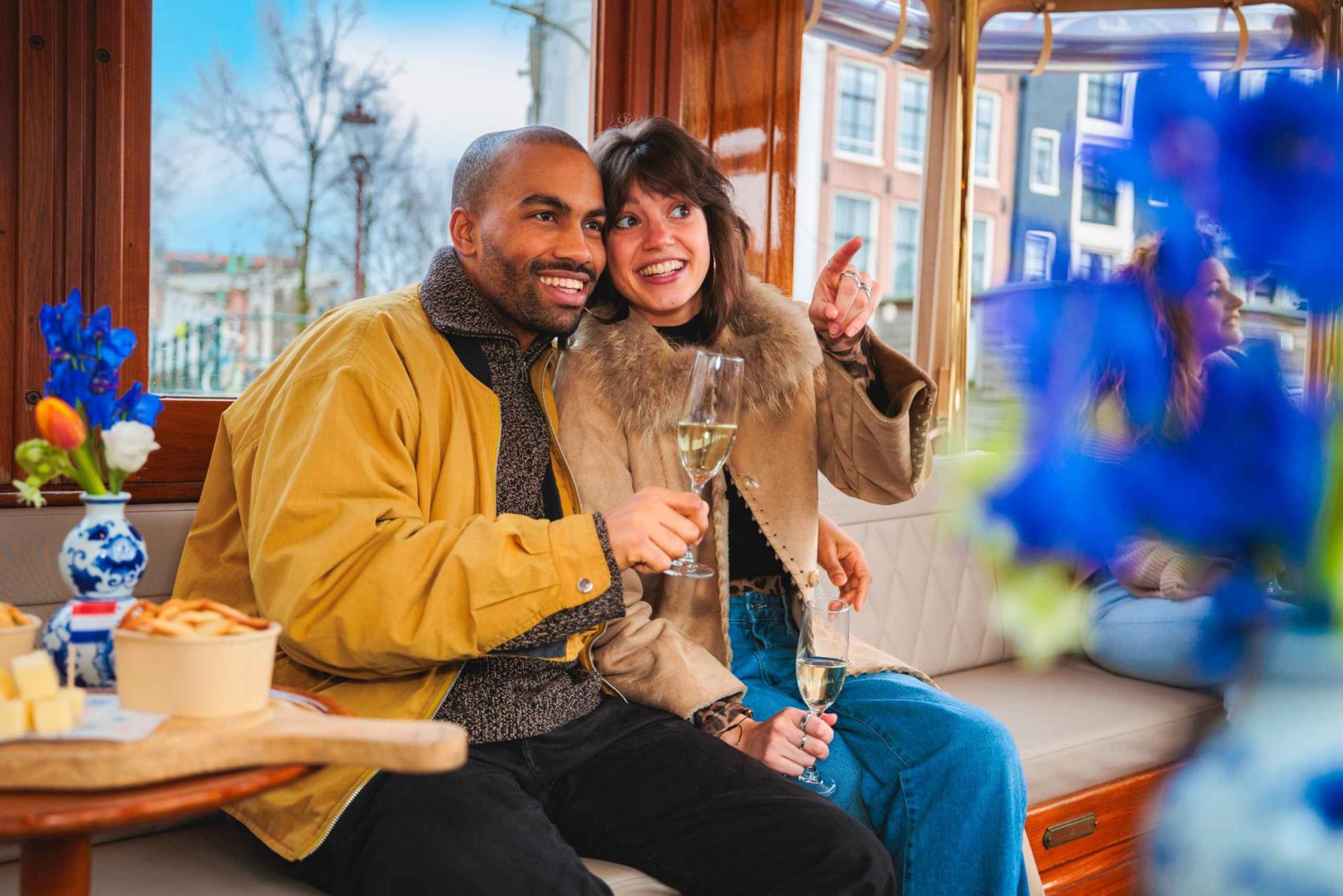 Amsterdam: Kanalcruise med bobler og noe å bite i