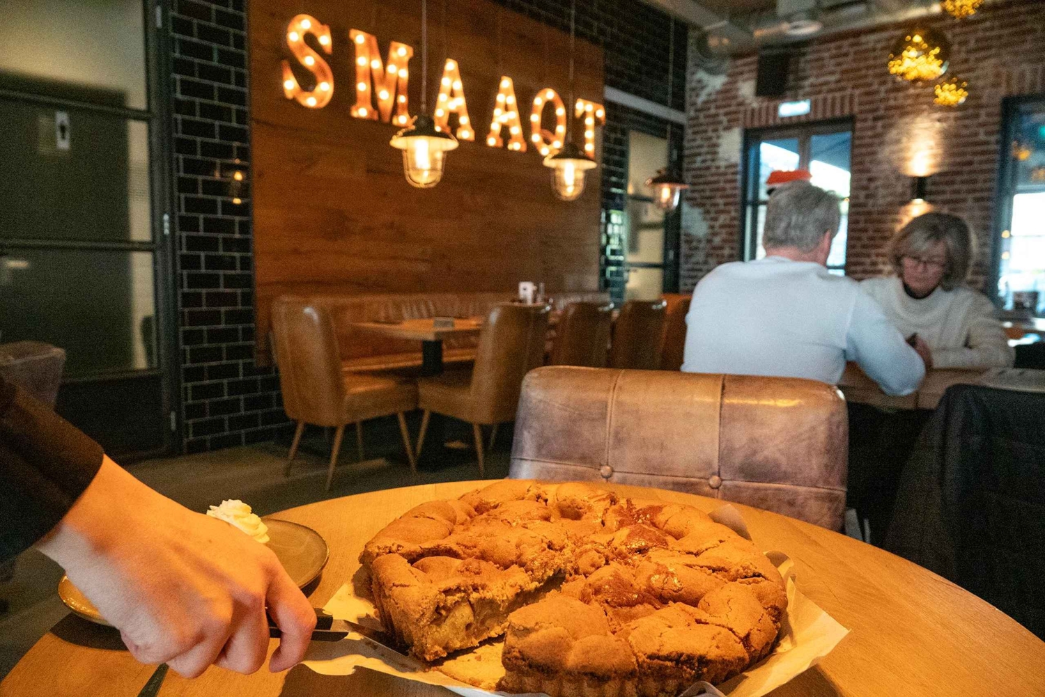 Amsterdam: Canal Cruise with Burger Menu in local restaurant