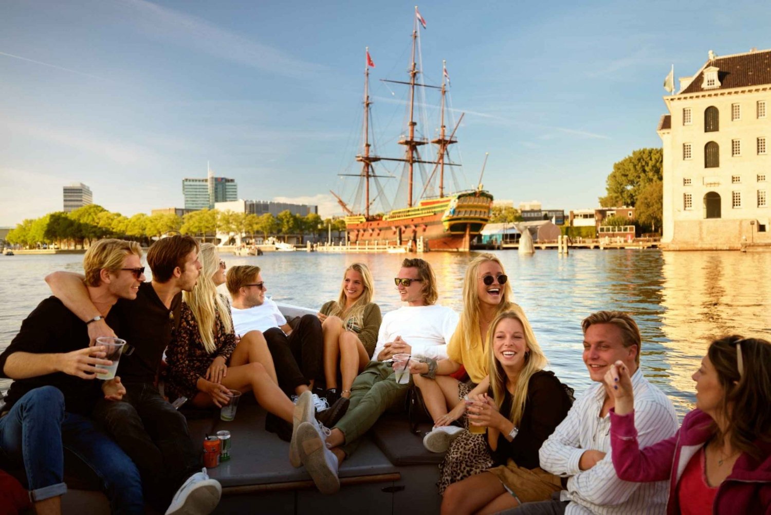 Amsterdam: 1,5 uur durende grachtenrondvaart met gids, drankjes en snacks