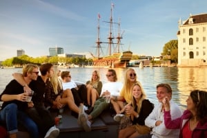 Ámsterdam: 1,5 horas de paseo en barco por el canal con guía de bebidas y aperitivos