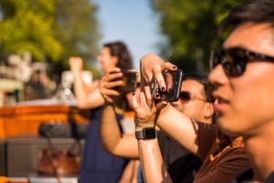 Ámsterdam: 1,5 horas de paseo en barco por el canal con guía de bebidas y aperitivos