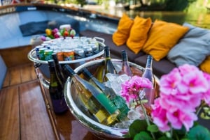 Amsterdam: 1.5-Hour Guided Canal Cruise with Drinks & Snacks