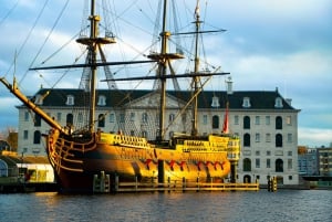 Ámsterdam: 1,5 horas de paseo en barco por el canal con guía de bebidas y aperitivos