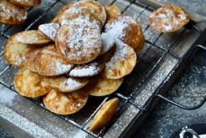 Amsterdam: Grachtenrundfahrt mit holländischen Pfannkuchen und Getränken