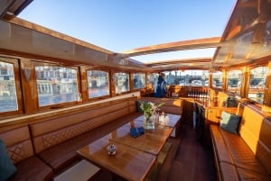 Amsterdam: Paseo en barco por el canal con guía, aperitivos holandeses y bebidas