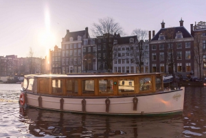 Amsterdam: 2h Grachtenfahrt inkl. niederländischer Snacks & Getränke Option