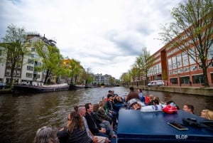 Amsterdam:Old City Canal Cruise with Live Guide and Open Bar