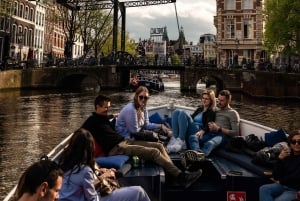 Amsterdam:Old City Canal Cruise with Live Guide and Open Bar