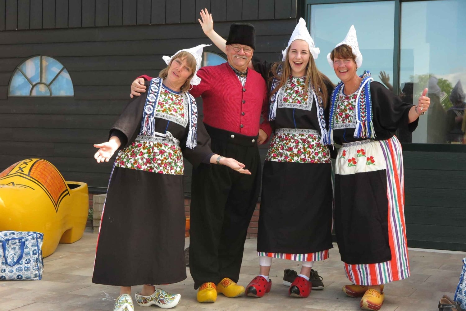 アムステルダム：チーズ、木靴、花、風車ツアー