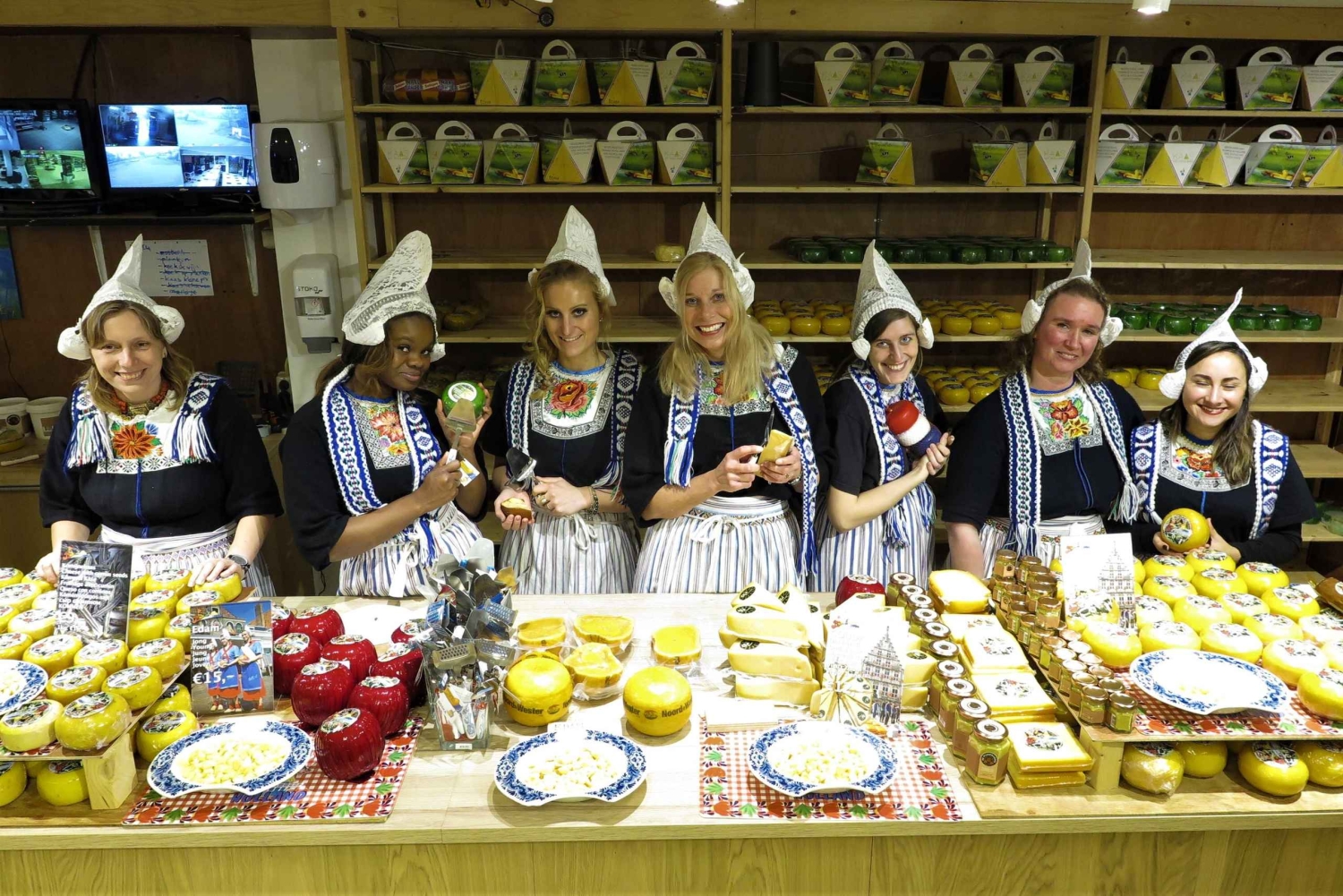 アムステルダム：チーズ、木靴、花、風車ツアー