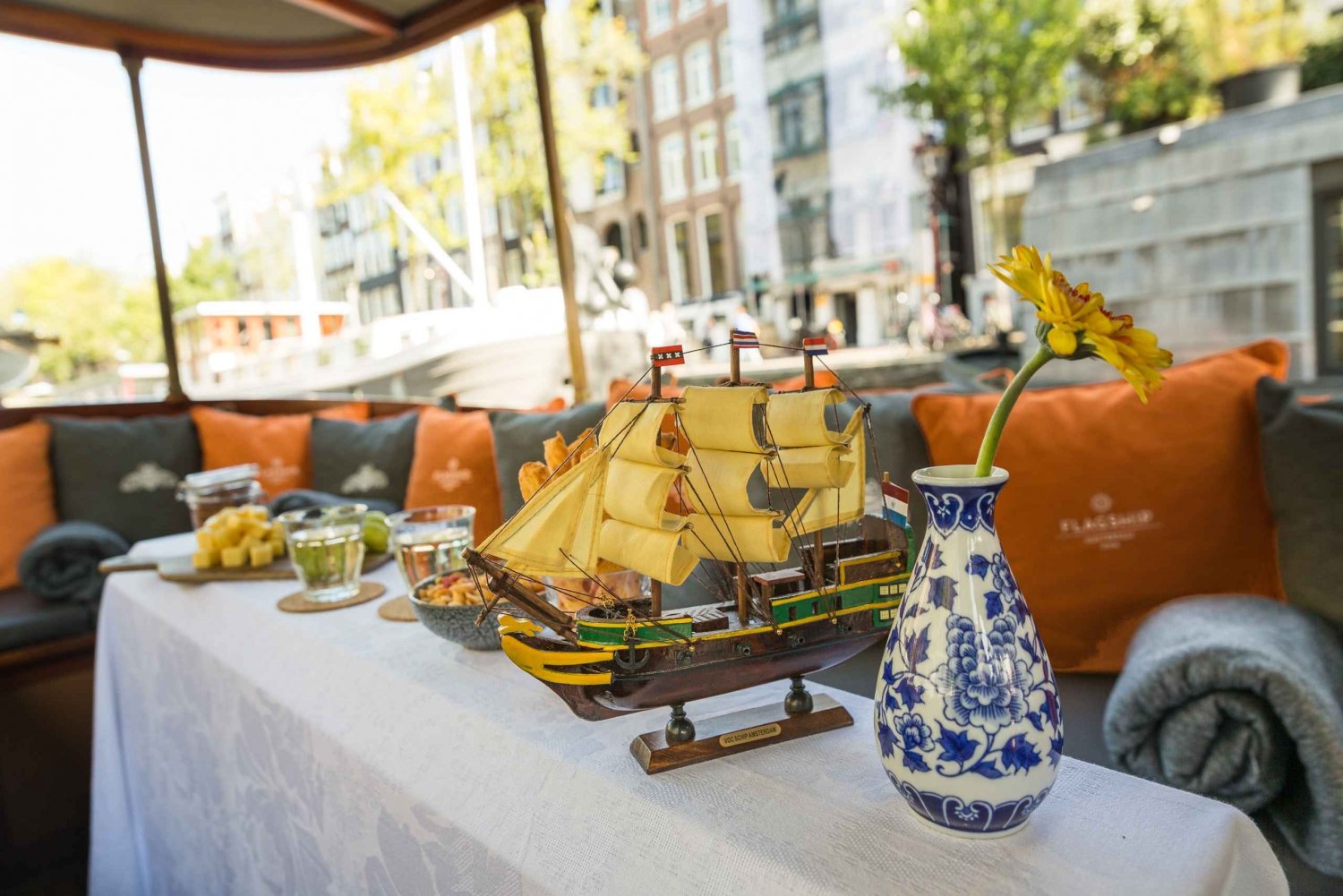 Amsterdam: Classic Boat Cruise with Cheese & Wine Option