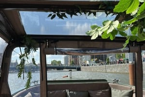 Amsterdam: Covered Canal Cruise with Drinks & Bites