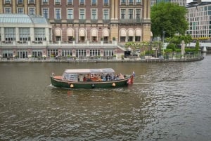 Amsterdam: Covered Canal Cruise with Drinks & Bites