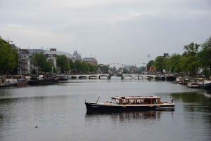 Amesterdão: cruzeiro matinal no canal com um capitão animado