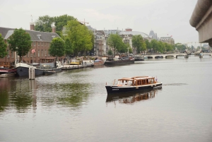 Amesterdão: cruzeiro matinal no canal com um capitão animado