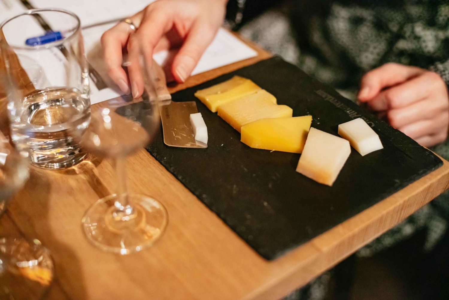 Amsterdam: Degustazione di formaggi olandesi con vino