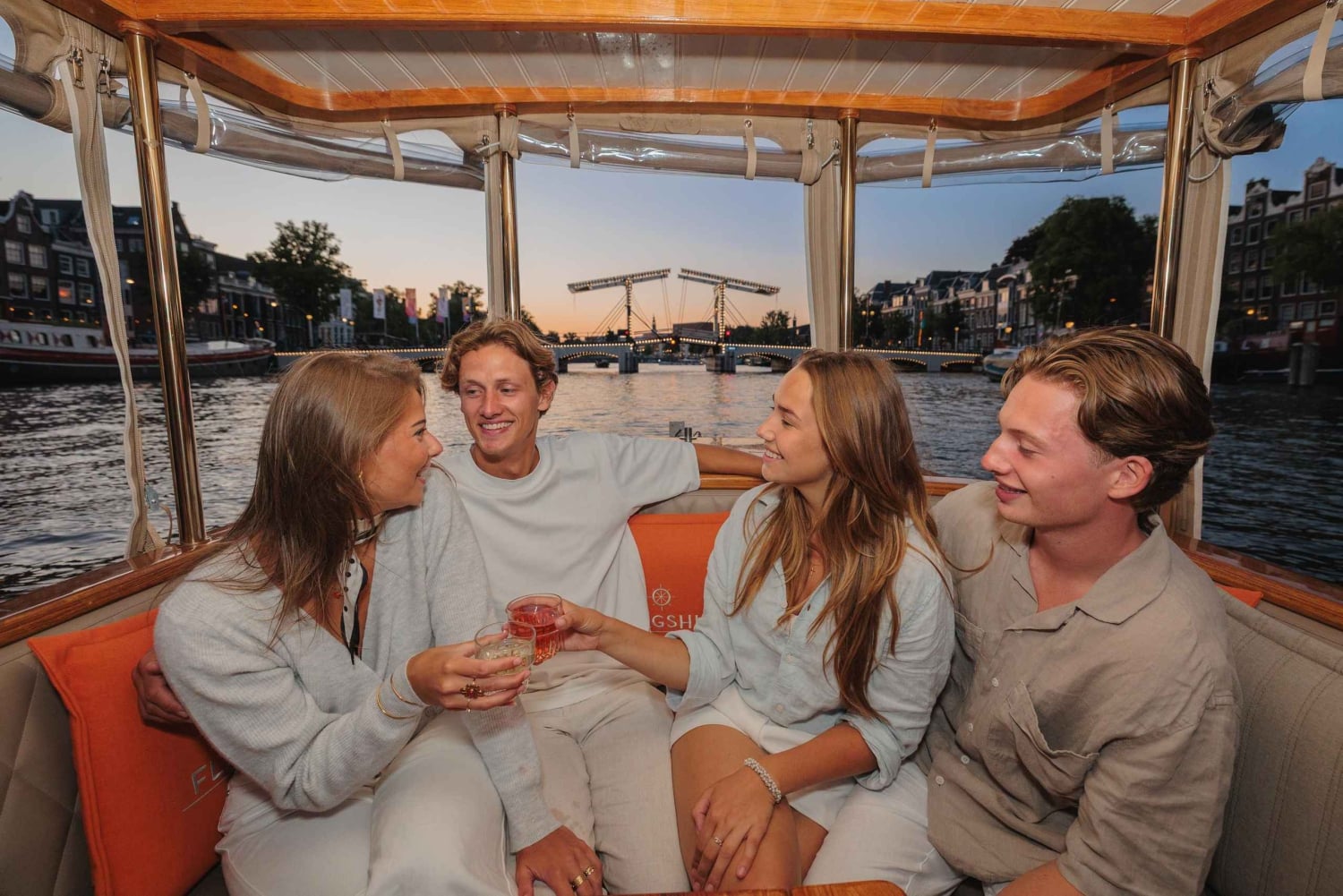 Амстердам: вечерняя прогулка по каналам с (открытым) баром на борту