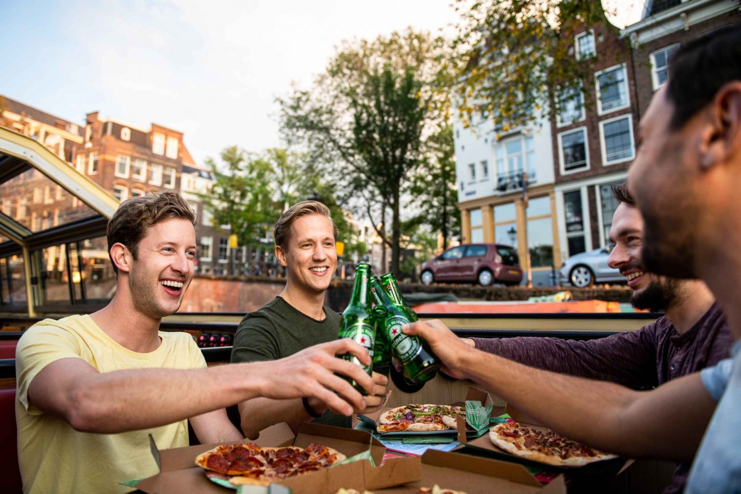 Amsterdam: Wieczorny rejs po kanałach z pizzą i napojami