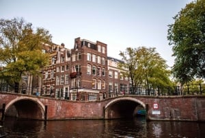 Amsterdam: Avond grachtenrondvaart met pizza en drankjes