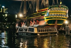 Paseo nocturno en barco por el canal